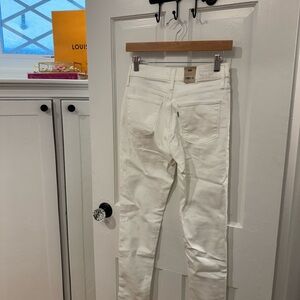 Levi's White Skinny Jeans with Sleek Design
